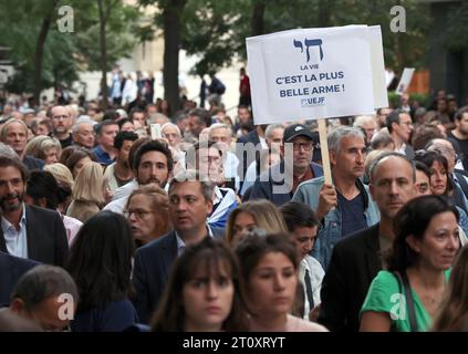 Paris, Frankreich. Oktober 2023. Pro-israelische Demonstranten versammeln sich zu einem marsch zur Unterstützung des jüdischen Staates in Paris am Montag, den 9. Oktober 2023. Der Eiffelturm wurde nach dem verheerenden Überraschungsangriff der islamischen Hamas aus Gaza mit den Farben der israelischen Flagge beleuchtet. Foto: Maya Vidon-White/UPI Credit: UPI/Alamy Live News Stockfoto