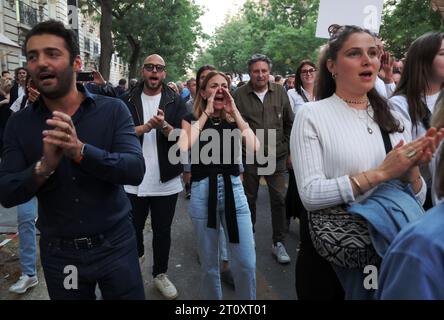 Paris, Frankreich. Oktober 2023. Pro-israelische Demonstranten versammeln sich zu einem marsch zur Unterstützung des jüdischen Staates in Paris am Montag, den 9. Oktober 2023. Der Eiffelturm wurde nach dem verheerenden Überraschungsangriff der islamischen Hamas aus Gaza mit den Farben der israelischen Flagge beleuchtet. Foto: Maya Vidon-White/UPI Credit: UPI/Alamy Live News Stockfoto