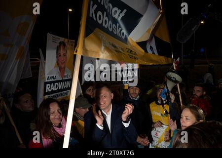 Warschau, Polen. Oktober 2023. Szymon Holownia, der Vorsitzende der Polska 2050-Partei, wird nach der Wahldebatte in Warschau am 9. Oktober 2023 gesehen. Die sechs Führer von "Wahlkommissionen" oder politischen Parteien, die an den Parlamentswahlen am Sonntag teilnehmen, haben sich am Montagabend beraten. Die Veranstaltung wurde vom öffentlich-rechtlichen Sender TVP organisiert, der als Sprachrohr der Partei Recht und Gerechtigkeit gilt. TVP hat alle Presseakkreditierungen für die Veranstaltung ausgesetzt, da es an Platz mangelt. (Foto: Jaap Arriens/SIPA USA) Credit: SIPA USA/Alamy Live News Stockfoto