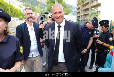 Menton, Frankreich - 9. Oktober 2023: Der Präfekt des französischen Verwaltungsministeriums von Alpes-Maritimes, Hugues Moutouh, besucht zusammen mit der Polizei die französisch-italienische Grenze wegen der Migrationskrise. Mandoga Media Deutschland Stockfoto