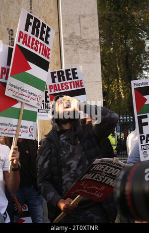 Nach dem Ausbruch des Krieges zwischen Palästina und Israel im Gazastreifen versammeln sich palästinensische Demonstranten vor der israelischen Botschaft in London. Wegen der Menschenmassen wurde die Kensington High Street geschlossen und es gab eine große Polizeipräsenz. Vermerk: Roland Ravenhill/Alamy. Stockfoto