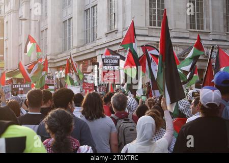 Nach dem Ausbruch des Krieges zwischen Palästina und Israel im Gazastreifen versammeln sich palästinensische Demonstranten vor der israelischen Botschaft in London. Wegen der Menschenmassen wurde die Kensington High Street geschlossen und es gab eine große Polizeipräsenz. Vermerk: Roland Ravenhill/Alamy. Stockfoto