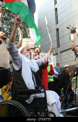 Nach dem Ausbruch des Krieges zwischen Palästina und Israel im Gazastreifen versammeln sich palästinensische Demonstranten vor der israelischen Botschaft in London. Wegen der Menschenmassen wurde die Kensington High Street geschlossen und es gab eine große Polizeipräsenz. Vermerk: Roland Ravenhill/Alamy. Stockfoto