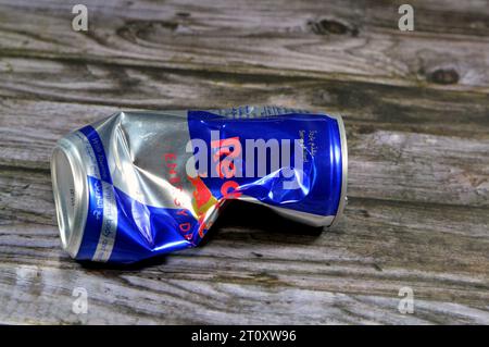 Kairo, Ägypten, 1. Oktober 2023: Crushed Dented Red Bull Energy Drink, eine Marke von Energy Drinks, die von der österreichischen Firma Red Bull GmbH hergestellt und im Besitz dieser Marke ist. Stockfoto