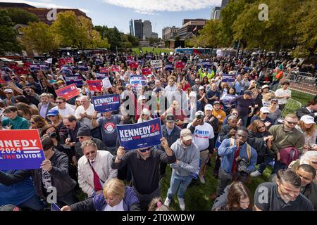 Philadelphia, USA. Oktober 2023. PHILADELPHIA, PENNSYLVANIA - 9. OKTOBER: Eine Menge für den Präsidentschaftskandidaten Robert F. Kennedy Jr. hält ein Zeichen, während sie darauf warten, dass er kündigen wird, dass er aus der demokratischen Präsidentschaftswahl ausscheidet und am 9. Oktober 2023 als unabhängiger Kandidat in Philadelphia, Pennsylvania, kandidieren wird. Kennedy kandidiert seit April letzten Jahres als Demokrat für das Amt des Präsidenten und hat eine Bilanz in der Förderung von Verschwörungstheorien und der Ablehnung von Impfstoffen. (Foto: Michael Nigro/SIPA USA) Credit: SIPA USA/Alamy Live News Stockfoto