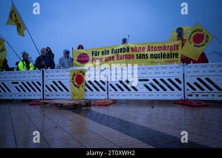 Deutsch-Franzoesische Kabinettsklausur in Hamburg Demonstranten bei Ankunft der Minister am Faherhafen im Anschluss an die bilateralen Gespraechen im Rahmen der gemeinsamen Hafenrundfahrten auf der Elbe, Hamburg, 09.10.2023 Hamburg Hamburg Deutschland *** Französisch-deutsches Kabinettsgespräch in Hamburg Demonstranten bei der Ankunft der Minister im Faherhafen nach den bilateralen Gesprächen während der gemeinsamen Hafenrundfahrten auf der Elbe, Hamburg, 09 10 2023 Hamburg Deutschland Credit: Imago/Alamy Live News Stockfoto