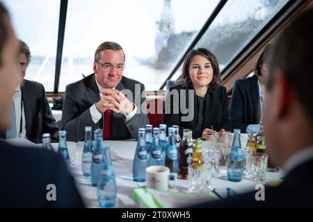 Deutsch-Franzoesische Kabinettsklausur in Hamburg VerteidigungsministerBoris PistoriusSPDBoris Pistorius Verteidigungsminister SPDHamburgBesuchStaatsbesuchKabinettsklausurDeutschlandFrankreich09.10.2023Annalena Baerbock Aussenministerin GrueneAussenministerinAnnalena BaerbockGruene Hamburg Hamburg Deutschland *** Deutsches französisches Kabinett Rückzug in Hamburg Verteidigungsminister Boris Pistorius SPD Boris Pistorius Verteidigungsminister SPD Hamburg Besuch Staatsbesuch Kabinettsrückzug Deutschland Frankreich 09 10 2023Annalena Baerbock Aussenministerin Grüne Annalena Baerbock Grüne Hamburg Hamburg Ger Stockfoto