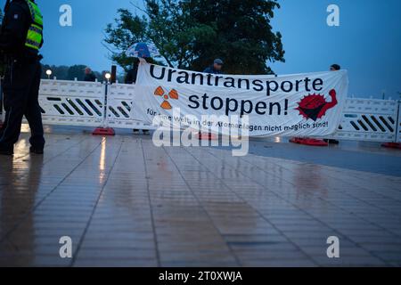 Deutsch-Franzoesische Kabinettsklausur in Hamburg Demonstranten bei Ankunft der Minister am Faherhafen im Anschluss an die bilateralen Gespraechen im Rahmen der gemeinsamen Hafenrundfahrten auf der Elbe, Hamburg, 09.10.2023 Hamburg Hamburg Deutschland *** Französisch-deutsches Kabinettsgespräch in Hamburg Demonstranten bei der Ankunft der Minister im Faherhafen nach den bilateralen Gesprächen während der gemeinsamen Hafenrundfahrten auf der Elbe, Hamburg, 09 10 2023 Hamburg Deutschland Credit: Imago/Alamy Live News Stockfoto