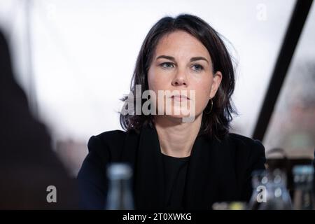 Deutsch-Franzoesische Kabinettsklausur in Hamburg Annalena Baerbock Aussenministerin Gruene bei den bilateralen Gespraechen im Rahmen der gemeinsamen Hafenrundfahrten auf der Elbe, Hamburg, 09.10.2023 Hamburg Deutschland *** Deutsch-französisches Kabinettsrevier in Hamburg Annalena Baerbock Außenministerin Grüne bei bilateralen Gesprächen im Rahmen der gemeinsamen Hafenrundfahrten auf der Elbe, Hamburg, 09 10 2023 Hamburg Deutschland Credit: Imago/Alamy Live News Stockfoto