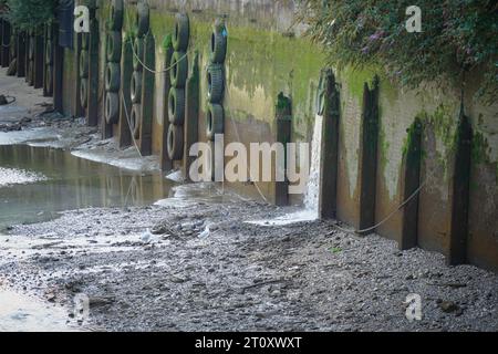Überschüssiges, unbehandeltes Abwasser, das an der Themse in London ausläuft Stockfoto
