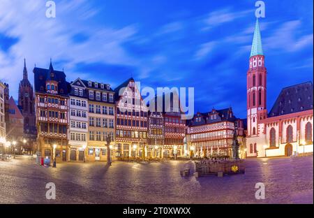 Panoramablick auf alte traditionelle mittelalterliche Fachwerkhäuser auf dem Marktplatz von Frankfurt am Main am frühen Morgen. Deutschland. Stockfoto