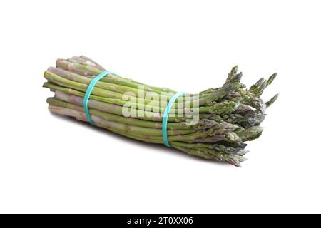 Bund frischer grüner Spargel isoliert auf weißem Hintergrund Stockfoto