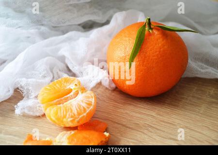 Frische Mandarine auf Holzhintergrund Stockfoto