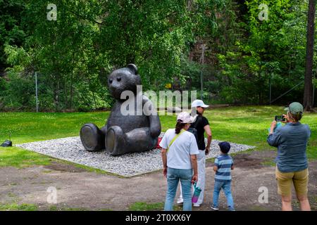 Blick auf Kunstwerke im Kistefos Museum, einem Skulpturengarten im Freien in der Nähe von Jevnaker, Viken, Norwegen. Stockfoto