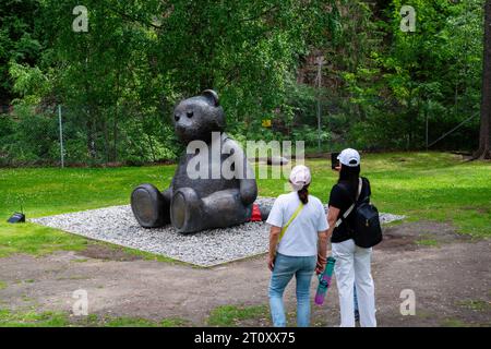 Blick auf Kunstwerke im Kistefos Museum, einem Skulpturengarten im Freien in der Nähe von Jevnaker, Viken, Norwegen. Stockfoto