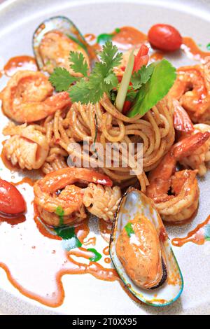 Spaghetti mit getrockneten Meeresfrüchten Tom Yum Stockfoto