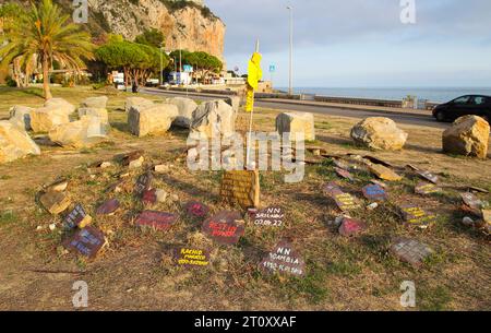 Menton, Frankreich - 9. Oktober 2023: Gedenksteine für Flüchtlinge/Pierres Commémoratives pour les Réfugiés an der französisch-italienischen Grenze/Douane/Französische Alpen. Mandoga Media Deutschland Gedenksteine an der französisch-italienischen Grenze in Menton *** Menton, Frankreich 9. Oktober 2023 Gedenksteine für Flüchtlinge Pierres Commémoratives pour les Réfugiés an der französisch-italienischen Grenze Douane Französische Alpen Mandoga Media Deutschland Gedenksteine an der französisch-italienischen Grenze in Menton Credit: Imago/Alamy Live News Stockfoto