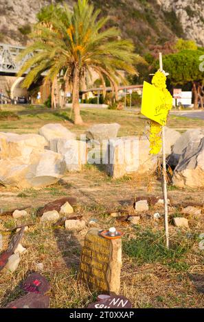 Menton, Frankreich - 9. Oktober 2023: Gedenksteine für Flüchtlinge/Pierres Commémoratives pour les Réfugiés an der französisch-italienischen Grenze/Douane/Französische Alpen. Mandoga Media Deutschland Gedenksteine an der französisch-italienischen Grenze in Menton *** Menton, Frankreich 9. Oktober 2023 Gedenksteine für Flüchtlinge Pierres Commémoratives pour les Réfugiés an der französisch-italienischen Grenze Douane Französische Alpen Mandoga Media Deutschland Gedenksteine an der französisch-italienischen Grenze in Menton Credit: Imago/Alamy Live News Stockfoto