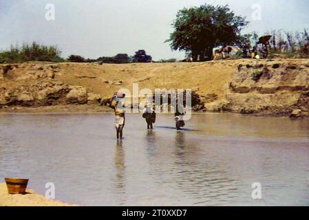 Menschen am Ufer des White Volta River im Norden Ghanas, um 1959 Stockfoto