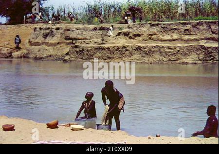 Menschen am Ufer des White Volta River im Norden Ghanas, um 1959 Stockfoto