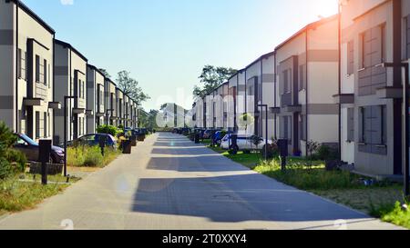 Brandneue Reihe zweistöckiger Einfamilienhäuser. Modernes Design städtischer Wohnhäuser. Neuentwicklung. Stockfoto