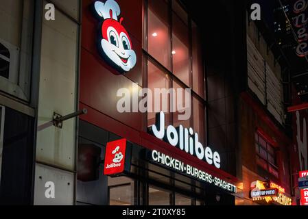 Toronto, Kanada - 11. August 2022: Jollibee in der Yonge Street bei Nacht. Jollibee ist eine philippinische Fast-Food-Restaurantkette der Jollibee Foods Co Stockfoto