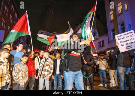 Demonstration von Pro-palästinensischen Aktivisten in Duisburg-Hochfeld, rund 110 Demonstranten ziehen durch den Stadtteil und rechtfertigen den Angriff der Hamas gegen Israel, Duisburg, NRW, Deutschland Pro-palästinensische Demonstration *** Demonstration von Pro-palästinensischen Aktivisten in Duisburg-Hochfeld marschierten rund 110 Demonstranten durch den Bezirk und rechtfertigten den Angriff der Hamas auf Israel, Duisburg, NRW, Deutschland Pro-palästinensische Demo Credit: Imago/Alamy Live News Stockfoto