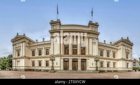 Geschwungener Panoramablick auf das weiße Lund Univerity-Gebäude, Lund, Schweden, 17. August 2023 Stockfoto