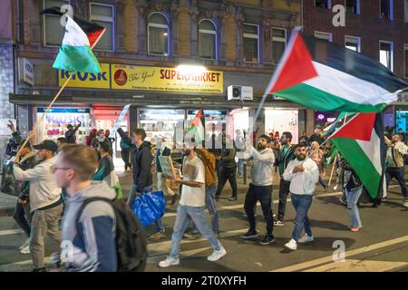 Demonstration von Pro-palästinensischen Aktivisten in Duisburg-Hochfeld, rund 110 Demonstranten ziehen durch den Stadtteil und rechtfertigen den Angriff der Hamas gegen Israel, Duisburg, NRW, Deutschland Pro-palästinensische Demonstration *** Demonstration von Pro-palästinensischen Aktivisten in Duisburg-Hochfeld marschierten rund 110 Demonstranten durch den Bezirk und rechtfertigten den Angriff der Hamas auf Israel, Duisburg, NRW, Deutschland Pro-palästinensische Demo Credit: Imago/Alamy Live News Stockfoto