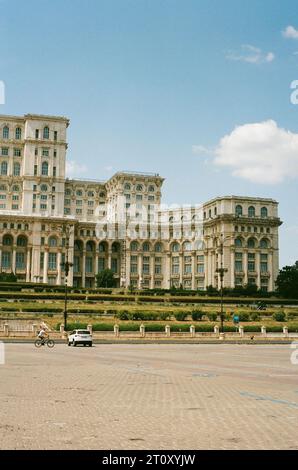 Erkunden Sie die faszinierende Schönheit von Bukarest durch meine Linse. Von historischer Architektur bis hin zu lebendigen Straßenszenen. Stockfoto