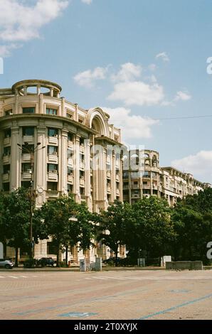 Erkunden Sie die faszinierende Schönheit von Bukarest durch meine Linse. Von historischer Architektur bis hin zu lebendigen Straßenszenen. Stockfoto