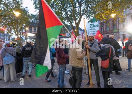 Demonstration von Pro-palästinensischen Aktivisten in Duisburg-Hochfeld, rund 110 Demonstranten ziehen durch den Stadtteil und rechtfertigen den Angriff der Hamas gegen Israel, Duisburg, NRW, Deutschland Pro-palästinensische Demonstration *** Demonstration von Pro-palästinensischen Aktivisten in Duisburg-Hochfeld marschierten rund 110 Demonstranten durch den Bezirk und rechtfertigten den Angriff der Hamas auf Israel, Duisburg, NRW, Deutschland Pro-palästinensische Demo Credit: Imago/Alamy Live News Stockfoto