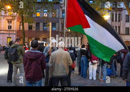 Demonstration von Pro-palästinensischen Aktivisten in Duisburg-Hochfeld, rund 110 Demonstranten ziehen durch den Stadtteil und rechtfertigen den Angriff der Hamas gegen Israel, Duisburg, NRW, Deutschland Pro-palästinensische Demonstration *** Demonstration von Pro-palästinensischen Aktivisten in Duisburg-Hochfeld marschierten rund 110 Demonstranten durch den Bezirk und rechtfertigten den Angriff der Hamas auf Israel, Duisburg, NRW, Deutschland Pro-palästinensische Demo Credit: Imago/Alamy Live News Stockfoto