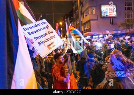 Demonstration von Pro-palästinensischen Aktivisten in Duisburg-Hochfeld, rund 110 Demonstranten ziehen durch den Stadtteil und rechtfertigen den Angriff der Hamas gegen Israel, Duisburg, NRW, Deutschland Pro-palästinensische Demonstration *** Demonstration von Pro-palästinensischen Aktivisten in Duisburg-Hochfeld marschierten rund 110 Demonstranten durch den Bezirk und rechtfertigten den Angriff der Hamas auf Israel, Duisburg, NRW, Deutschland Pro-palästinensische Demo Credit: Imago/Alamy Live News Stockfoto