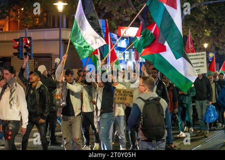 Demonstration von Pro-palästinensischen Aktivisten in Duisburg-Hochfeld, rund 110 Demonstranten ziehen durch den Stadtteil und rechtfertigen den Angriff der Hamas gegen Israel, Duisburg, NRW, Deutschland Pro-palästinensische Demonstration *** Demonstration von Pro-palästinensischen Aktivisten in Duisburg-Hochfeld marschierten rund 110 Demonstranten durch den Bezirk und rechtfertigten den Angriff der Hamas auf Israel, Duisburg, NRW, Deutschland Pro-palästinensische Demo Credit: Imago/Alamy Live News Stockfoto