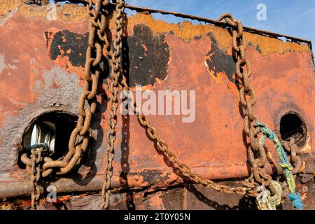 Rostiges Ex-Hausboot in blakeney, norfolk Stockfoto