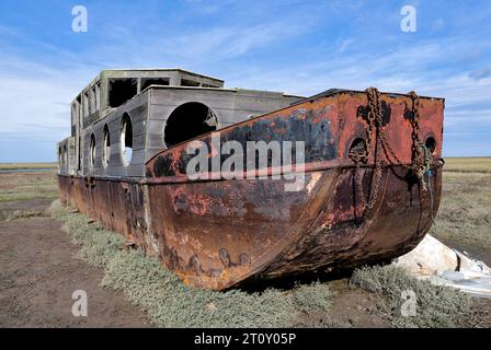 Rostiges Ex-Hausboot in blakeney, norfolk Stockfoto