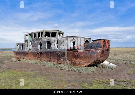 Rostiges Ex-Hausboot in blakeney, norfolk Stockfoto