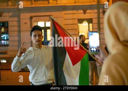 Demonstration von Pro-palästinensischen Aktivisten in Duisburg-Hochfeld, rund 110 Demonstranten ziehen durch den Stadtteil und rechtfertigen den Angriff der Hamas gegen Israel, Duisburg, NRW, Deutschland Pro-palästinensische Demonstration *** Demonstration von Pro-palästinensischen Aktivisten in Duisburg-Hochfeld marschierten rund 110 Demonstranten durch den Bezirk und rechtfertigten den Angriff der Hamas auf Israel, Duisburg, NRW, Deutschland Pro-palästinensische Demo Credit: Imago/Alamy Live News Stockfoto