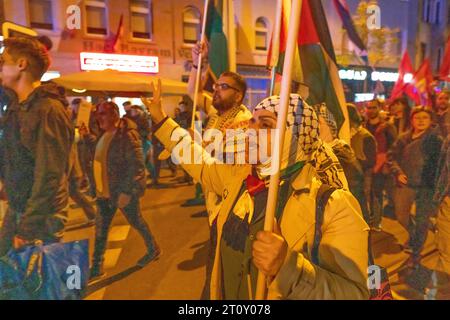 Demonstration von Pro-palästinensischen Aktivisten in Duisburg-Hochfeld, rund 110 Demonstranten ziehen durch den Stadtteil und rechtfertigen den Angriff der Hamas gegen Israel, Duisburg, NRW, Deutschland Pro-palästinensische Demonstration *** Demonstration von Pro-palästinensischen Aktivisten in Duisburg-Hochfeld marschierten rund 110 Demonstranten durch den Bezirk und rechtfertigten den Angriff der Hamas auf Israel, Duisburg, NRW, Deutschland Pro-palästinensische Demo Credit: Imago/Alamy Live News Stockfoto