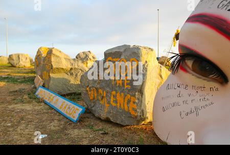 Menton, Frankreich - 9. Oktober 2023: Gedenksteine für Flüchtlinge/Pierres Commémoratives pour les Réfugiés an der französisch-italienischen Grenze/Douane/Französische Alpen. Mandoga Media Deutschland Stockfoto