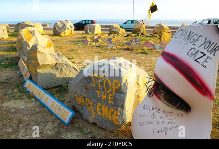 Menton, Frankreich - 9. Oktober 2023: Gedenksteine für Flüchtlinge/Pierres Commémoratives pour les Réfugiés an der französisch-italienischen Grenze/Douane/Französische Alpen. Mandoga Media Deutschland Stockfoto