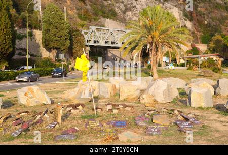 Menton, Frankreich - 9. Oktober 2023: Gedenksteine für Flüchtlinge/Pierres Commémoratives pour les Réfugiés an der französisch-italienischen Grenze/Douane/Französische Alpen. Mandoga Media Deutschland Stockfoto