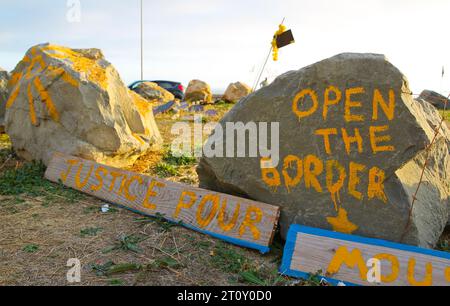 Menton, Frankreich - 9. Oktober 2023: Gedenksteine für Flüchtlinge/Pierres Commémoratives pour les Réfugiés an der französisch-italienischen Grenze/Douane/Französische Alpen. Mandoga Media Deutschland Stockfoto