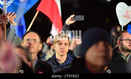 Warschau, Polen. 9. Oktober 2023. Anhänger von Donald Tusk bei einer Wahlversammlung. Stockfoto