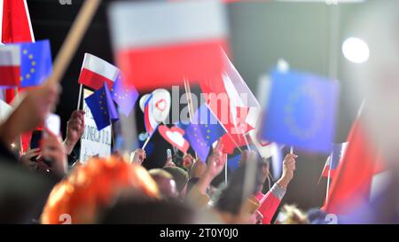 Warschau, Polen. 9. Oktober 2023. Anhänger von Donald Tusk bei einer Wahlversammlung. Stockfoto