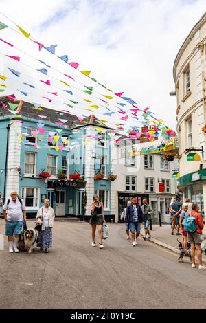 Falmouth, Küstenstadt in Cornwall England, große Auswahl an Geschäften und Geschäften im Stadtzentrum mit dekorativen Fahnen, England, Großbritannien, 2023 Stockfoto