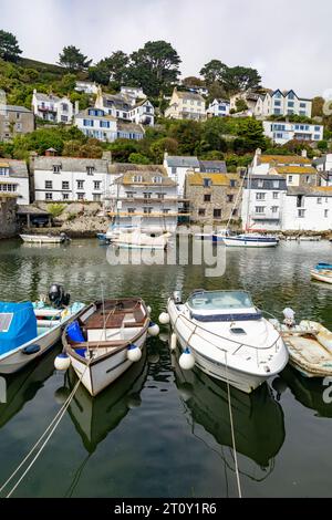 Polperro Cornwall kleines Fischerdorf an der kornischen Küste mit aktivem Fischerhafen und Hafen, England, Großbritannien, september 2023 Stockfoto