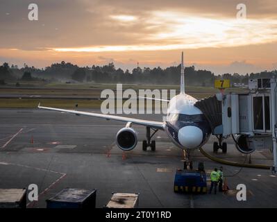 Rionegro, Kolumbien 21. September 2023, Vorderansicht eines modernen Flugzeugs von Avianca Airlines mit Vintage-Gemälde, das während des Sonnenaufgangs auf einem Flughafen stationiert ist Stockfoto