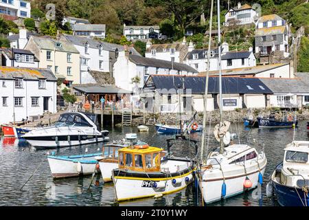 Polperro Cornwall kleines Fischerdorf an der kornischen Küste mit aktivem Fischerhafen und Hafen, England, Großbritannien, september 2023 Stockfoto